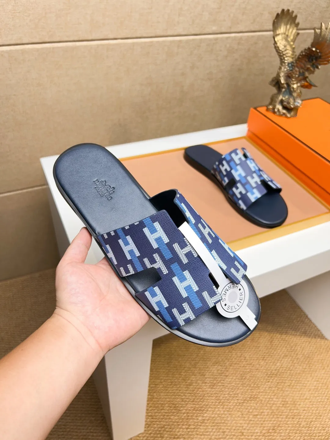 Men's clothing and shoes 💰280 💅💅💅 new arrival. Hermes Hermes official website latest counter synchronized new oran color leather H slippers, the original Paris version flew back to the original model and opened the mold to make it perfectly🍌The highest quality Sincerity, you can enter and leave the counter at will [Deyi] The upper is made of original customized  colored palm prints, crocodile print, ostrich print, colored cow leather, colored cow suede, 🤔 horse hair, 🥳 colored diamonds, 🥰 3D printing, and other genuine leather slippers, imported cow pattern foot pad lining, Italian  latest original genuine leather combination outsole Code number: 38-48 (customized at 46.47.48) Can be made into picture combination sole with genuine leather pattern and ordinary molded outsole